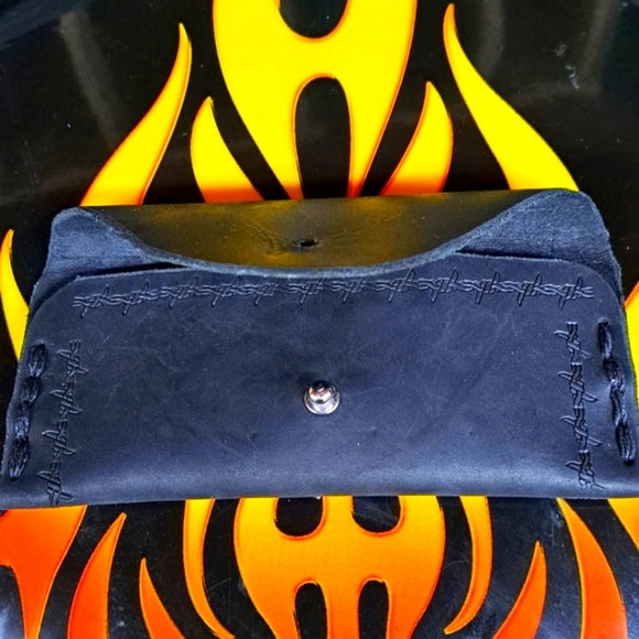 Genuine Leather Eyewear Case. Barbwire Detail - Picture 3 of 3